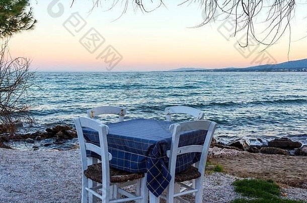 阿提卡海边典型的希腊酒馆。希腊内亚马克里。