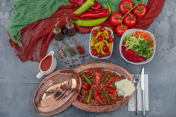 传统的土耳其烤肉串也被称为iskender。木制餐桌背景上的土耳其风格烤肉串食物。