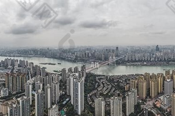 中国西南大都市重庆长江沿岸居民住宅的空中全景无人机拍摄