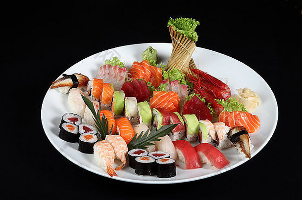 寿司生鱼片混合轮白色板黑色的背景