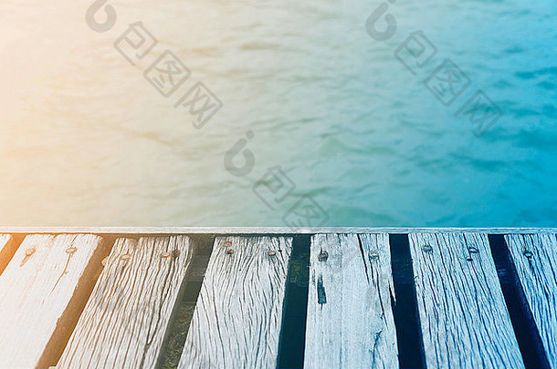赶时髦的人木甲板地板上热带夏天时间海