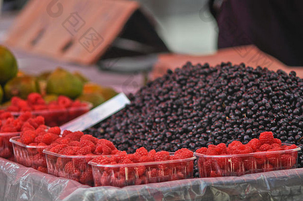 红莓和黑莓。多拉克市场。萨格勒布，克罗地亚