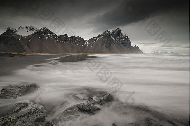 维斯特拉霍恩斯托克斯内斯山东冰岛狂风暴雨的天空