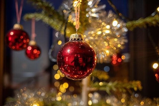 红色的闪亮的圣诞节球<strong>挂包</strong>厢里装饰圣诞节树