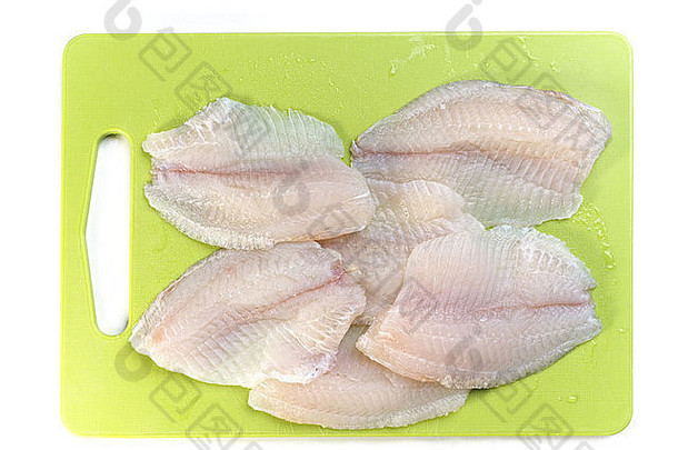绿色厨房板上的罗非鱼鱼片