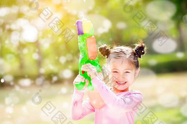 快乐的小女孩在公园里玩水