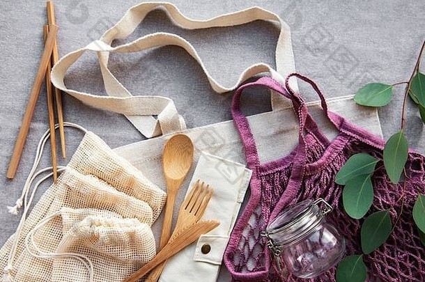 棉袋、网袋，带可重复使用的玻璃罐和<strong>竹餐具</strong>。零废物概念。环保。平铺
