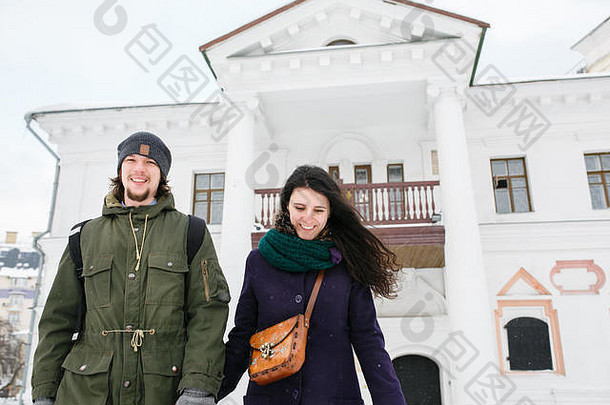 快乐的年轻情侣在冬季城市里玩得很开心。