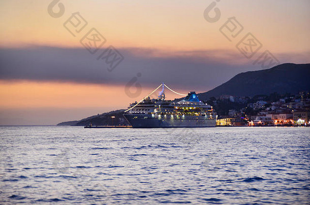 去爱琴海旅行，感受希腊的美丽和神奇