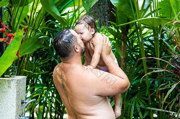 爸爸婴儿热带淋浴爸爸婴儿玩海滩淋浴水溅