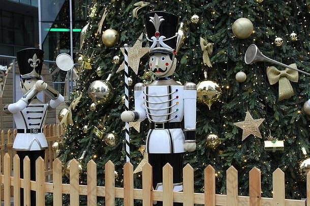 圣诞树上装饰着金色的装饰品和白色的玩具