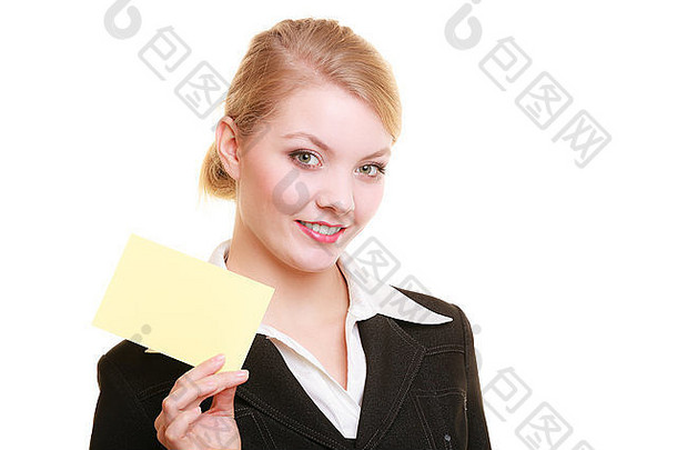 广告年轻女子拿着空白的复印件，黄色的名片孤立在白色上。女商人推荐你的产品