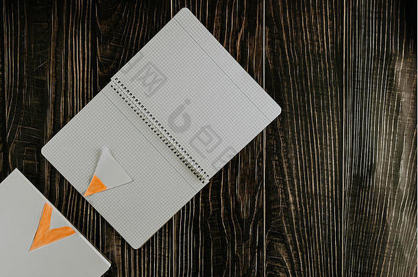 网格笔记本减少橙色三角形概念工作手册回来学校前视图