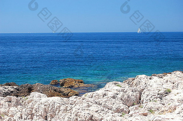 克罗地亚达尔马提亚岩石海滩的夏季景观