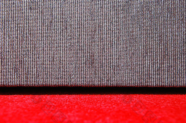 细节红色的<strong>地毯灰色</strong>沙发