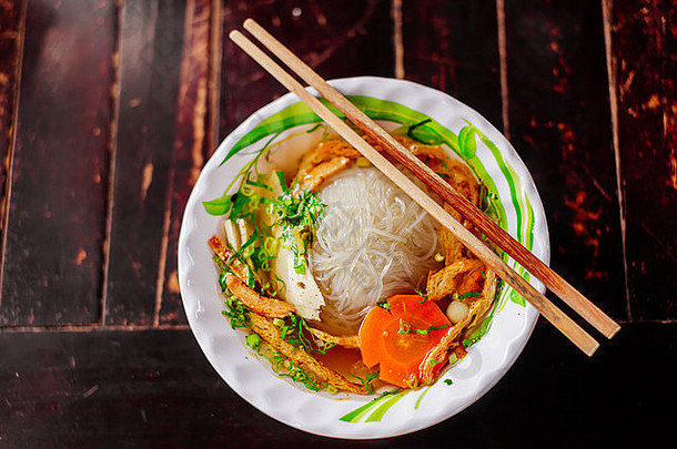 素食者面条汤巨像越南传统的厨房