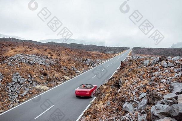 景观视图美丽的直路火山谷女人开车红色的蓬式汽车宽视图旅行车tenerife岛西班牙