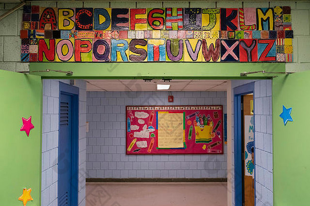 马萨诸塞州剑桥市公立小学门口上方的儿童字母表。
