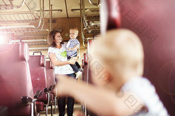 有两个孩子的家庭乘坐复古列车旅行。