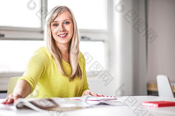 肖像年轻的女商人工作表格办公室