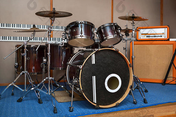 音乐排练空间，配备鼓套件和音乐设备。