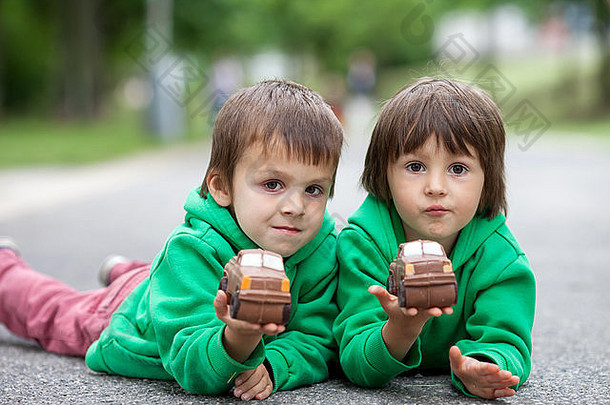 有趣的小男孩在户外玩巧克力车，玩得很开心
