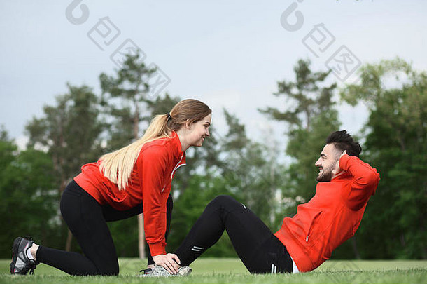 公园里的男女运动员训练