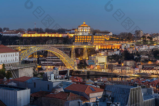 米拉杜罗和维托利亚的远景在路易斯桥和比拉尔河的莫斯泰罗桥之间。葡萄牙波尔图