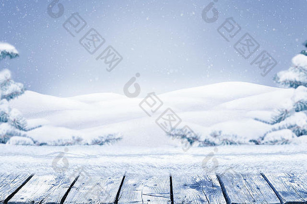 空旷的蓝色冬季圣诞节风景区，带有空间。木桌上有雪，冷杉树上覆盖着雪。