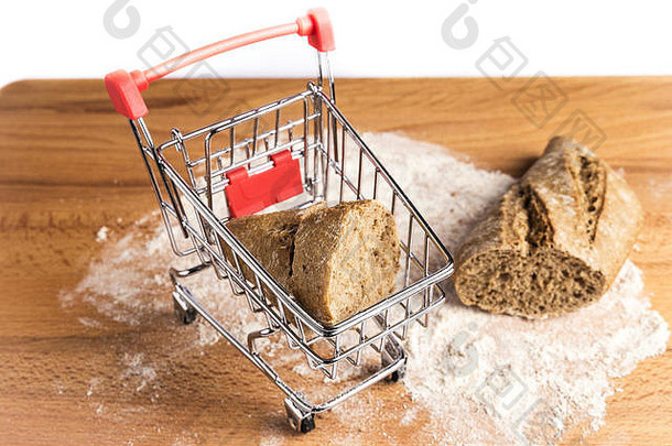 小面包小麦面包细长的小购物车面粉木表格