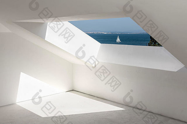 在蓝天和大海的屋顶下，用白色的帆船眺望窗外。