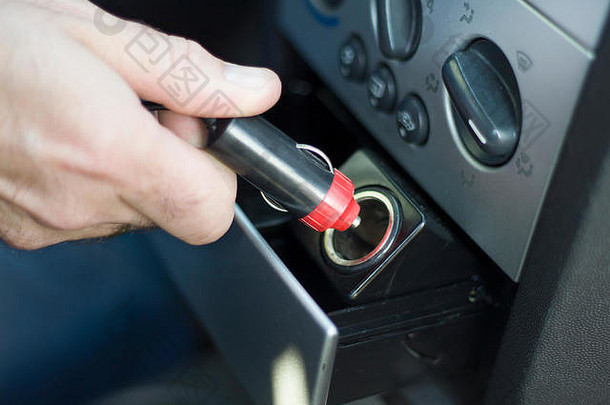 用手将插头插入汽车点烟器的12V插座。