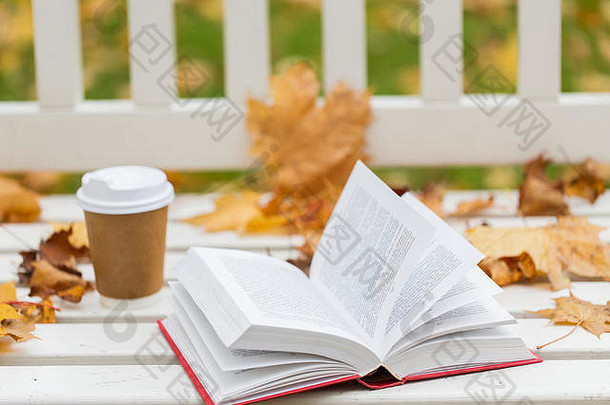 在<strong>秋天</strong>公园的长椅上打开书和咖啡<strong>杯</strong>