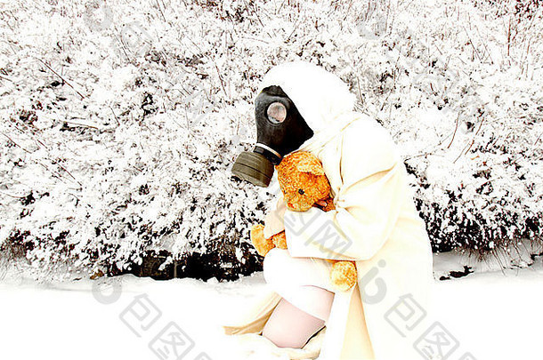 下雪时，一名身穿白色衣服、戴着防毒面具的妇女拥抱着一只泰迪熊