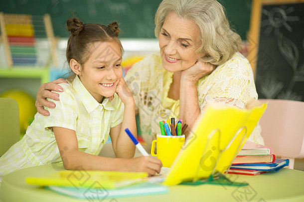 奶奶和小女孩在做作业