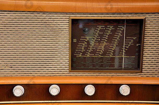 房子里的旧收音机。