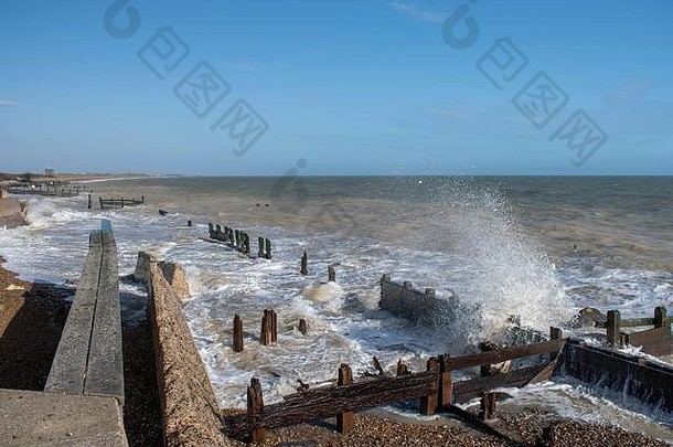 英国西苏塞克斯郡的克林平海滩，最近的风暴在涨潮期间在压力下破坏了海防。