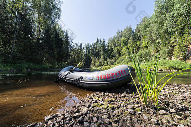 2014年7月27日，拉脱维亚西古尔达，在野生河中享受水上运动和皮划艇的游客