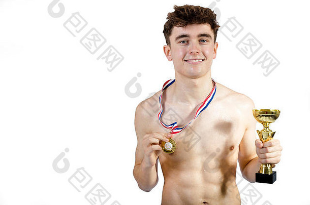 成功的白人年轻游泳运动员，被隔离在白色背景上，并<strong>获得奖励</strong>