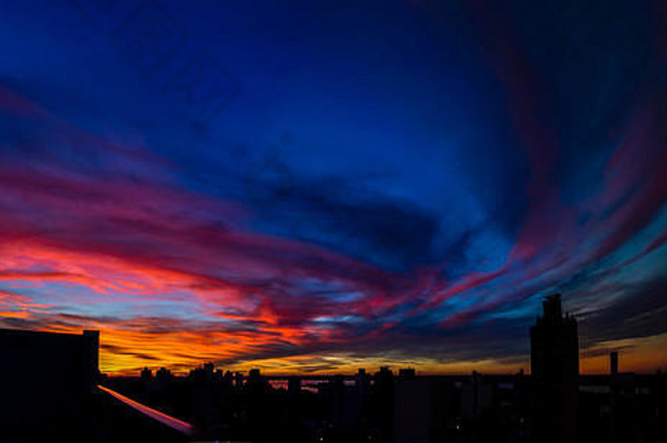 美丽的色彩斑斓的多云的日落阳台