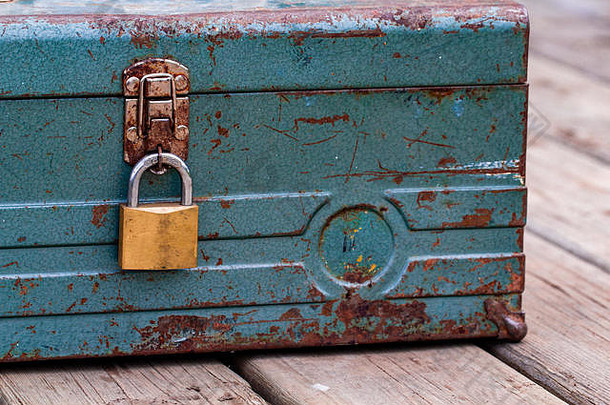 生锈的旧工具箱锁在木头上