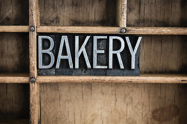 “面包房”这个词是用老式金属活版印刷字体写在一个带分隔器的木制抽屉里的。