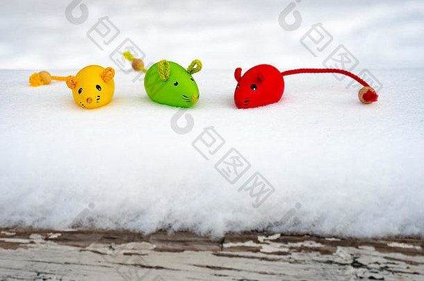 雪橇上有三只带着礼品袋的彩色老鼠。新年快乐。新年装饰。2020年<strong>新年图片</strong>资源。白雪背景。系列的一部分。2020年快乐