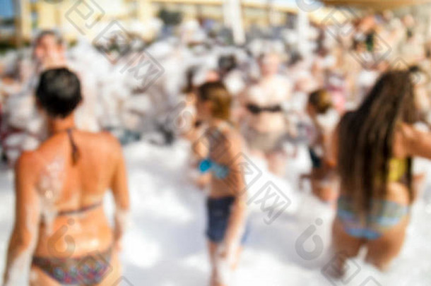 焦点图像快乐的年轻的人跳舞有趣的海海滩迪斯科聚会，派对轮廓大人群海洋海岸