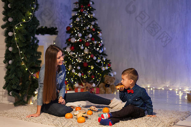 母亲和儿子吃橘子作为圣诞新年礼物