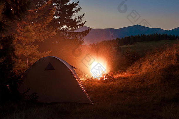徒步旅行者帐篷山晚上篝火闪光