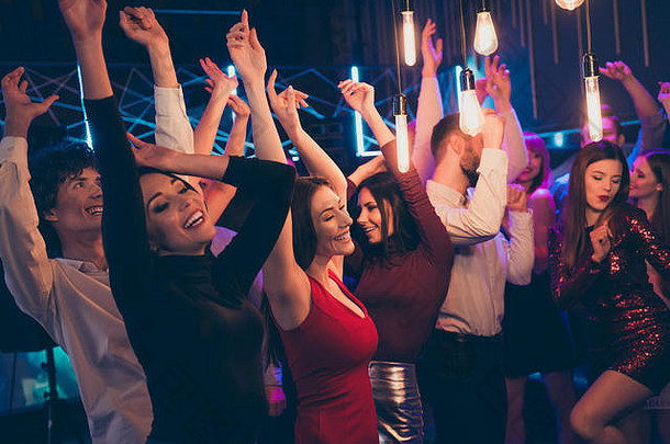 开朗的伙伴公司企业团体的侧面照片人们在毕业典礼上感到疯狂大学活动派对上尽情跳舞
