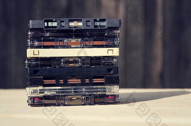 木制背景上的过滤式复古盒式录音磁带