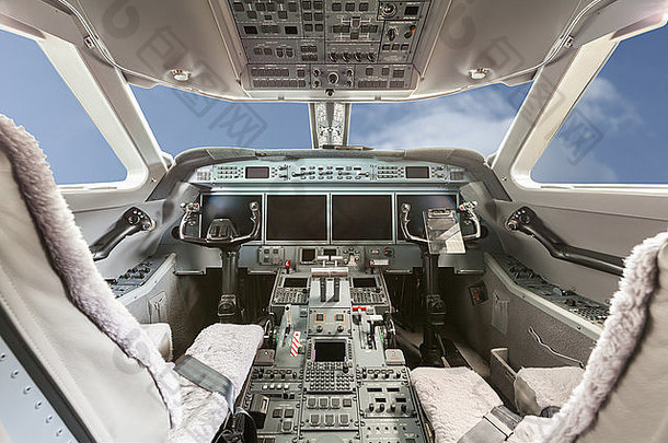 内视图驾驶舱G550，蓝天白云