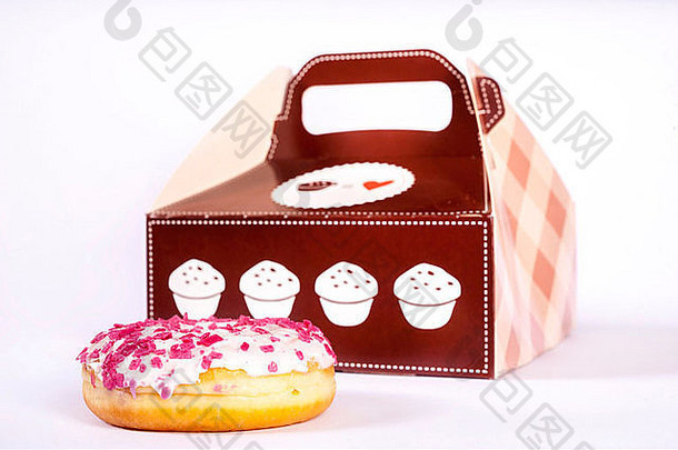 孤立的白色甜甜圈粉红色的洒略焦点包装盒子